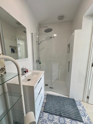 Dusche, Haartrockner, Bidet, Handtücher