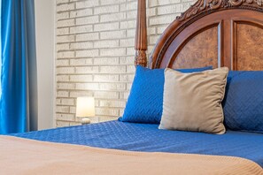 5 bedrooms, desk, iron/ironing board, WiFi - Lakefront Retreat w/ Deck, Movie Room & Yard (Golden)