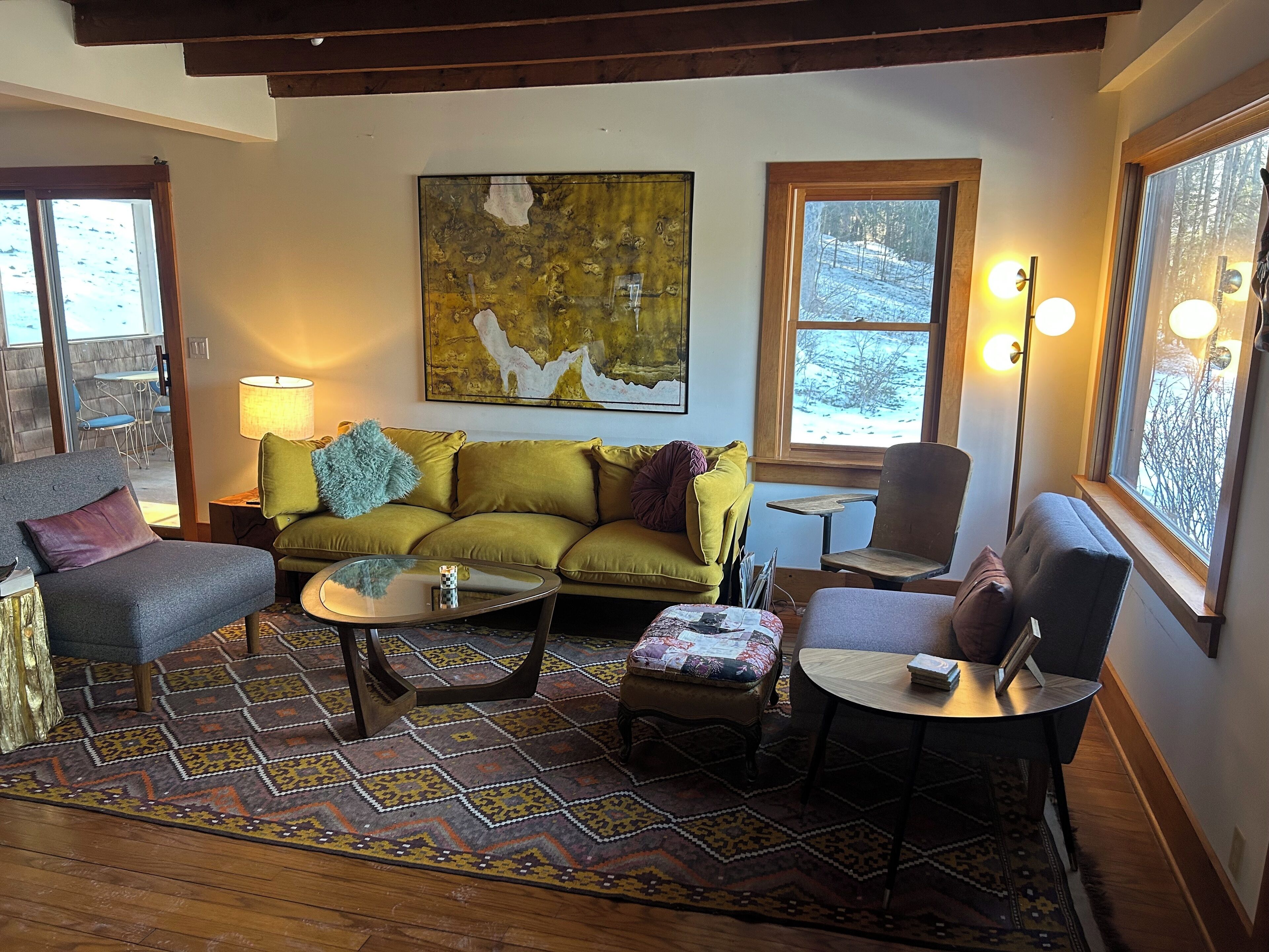 TV connectée, cheminée, lecteur de DVD, livres