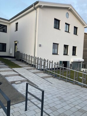 Property grounds - Apartment Paul - Small cozy apartment with balcony and side sea view (Glowe)