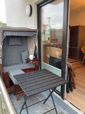 Outdoor dining - Apartment Paul - Small cozy apartment with balcony and side sea view (Glowe)