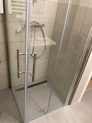 Een douche, een haardroger, zeep