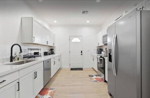 Fridge, microwave, oven, stovetop - Getaway mins from Downtown PHX (Phoenix)