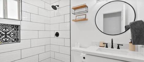 Dusche, Haartrockner, Handtücher, Seife