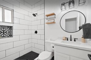 Regadera, secadora de cabello, toallas, jabón 