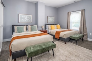 2 bedrooms, desk, iron/ironing board, free WiFi - Walnut Hills+Sleeps 7ppl+King+Queen Beds+Parking+Wifi+Smart Tvs (Cincinnati)