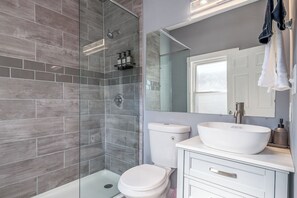 Shower, jetted tub, hair dryer, towels - Walnut Hills+Sleeps 7ppl+King+Queen Beds+Parking+Wifi+Smart Tvs (Cincinnati)