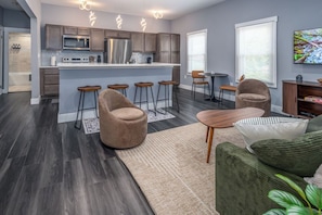 Interior - Walnut Hills+Sleeps 7ppl+King+Queen Beds+Parking+Wifi+Smart Tvs (Cincinnati)