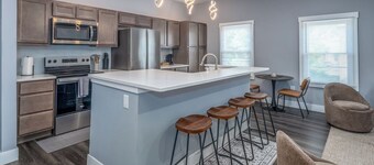 Walnut Hills+Sleeps 7ppl+King+Queen Beds+Parking+Wifi+Smart Tvs
