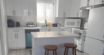 âStylish Home Near Social Amenities | Free Parking + Garageâ in SW Area, Calgary