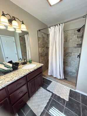 Hair dryer, towels, soap, shampoo - Emerald Escape - POOL! (Beckley)