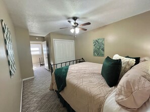 2 عدّة غرف نوم ومكواة/لوح كي وواي فاي مجانًا وملاءات أسرّة