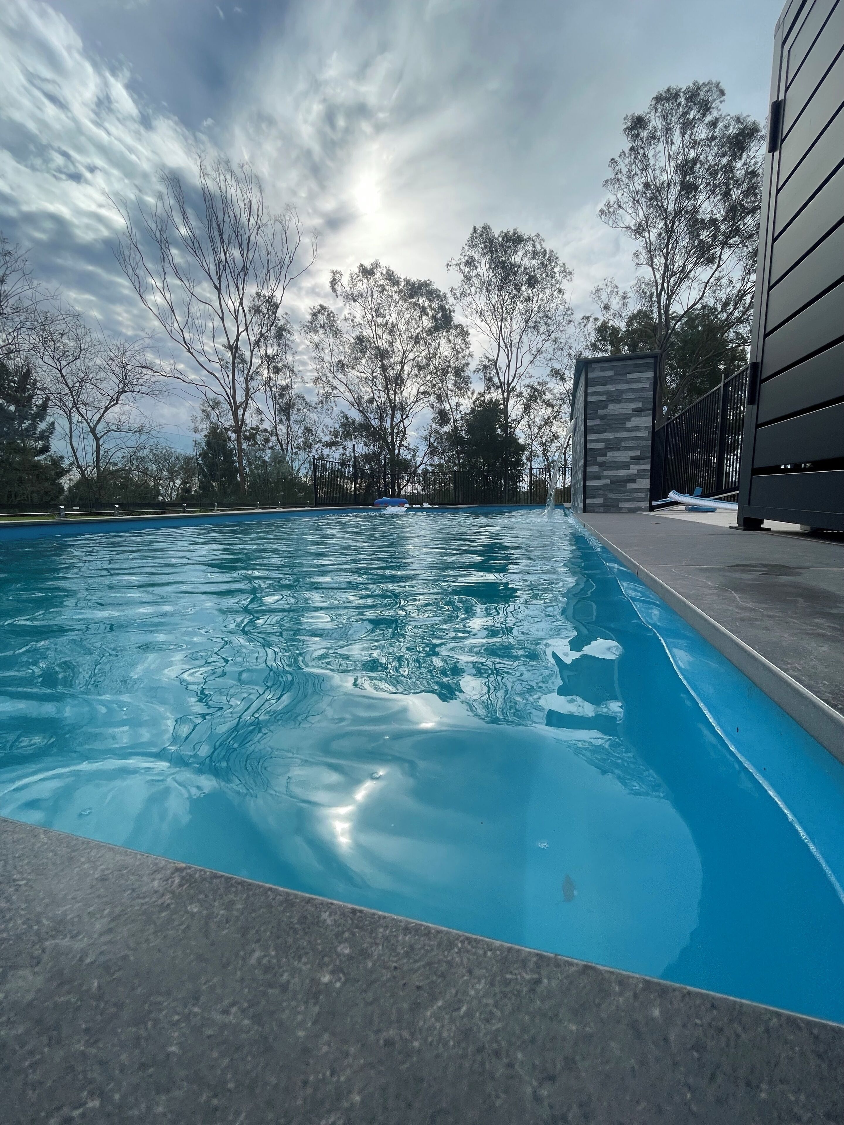 Utomhuspool och uppvärmd pool