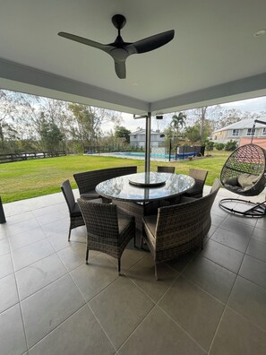 تناول الطعام بالخارج