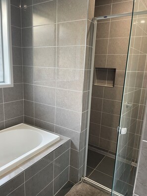 Shower, hair dryer, bidet, towels - Relaxing Acreage Retreat – Pool, Spa & Media Room (Karalee)