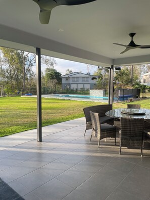 Outdoor dining - Relaxing Acreage Retreat – Pool, Spa & Media Room (Karalee)