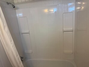 مناشف، صابون، شامبو، ورق حمّام