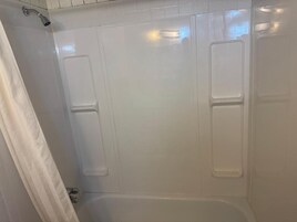 Toallas, jabón, shampoo, papel higiénico