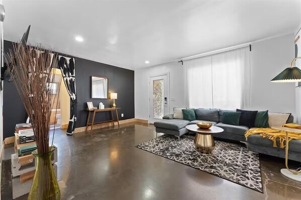 Living area - Historic Home with Modern Amenities in Phoenix (Phoenix)