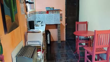 Standard House, 2 Twin Beds, Patio, Mountain View | Dining room