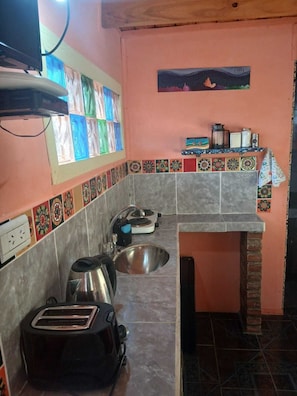 Standard House, 2 Single Beds, Patio, Mountain View | Private kitchen