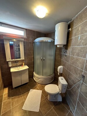 Bathroom - Odelia hostel (Belgrade)