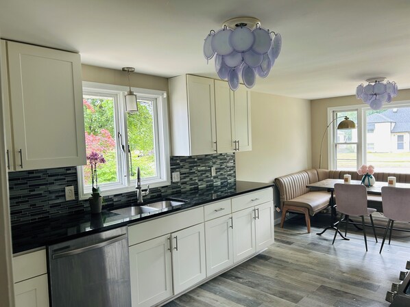 Mikrovågsugn, ugn, spishäll och diskmaskin