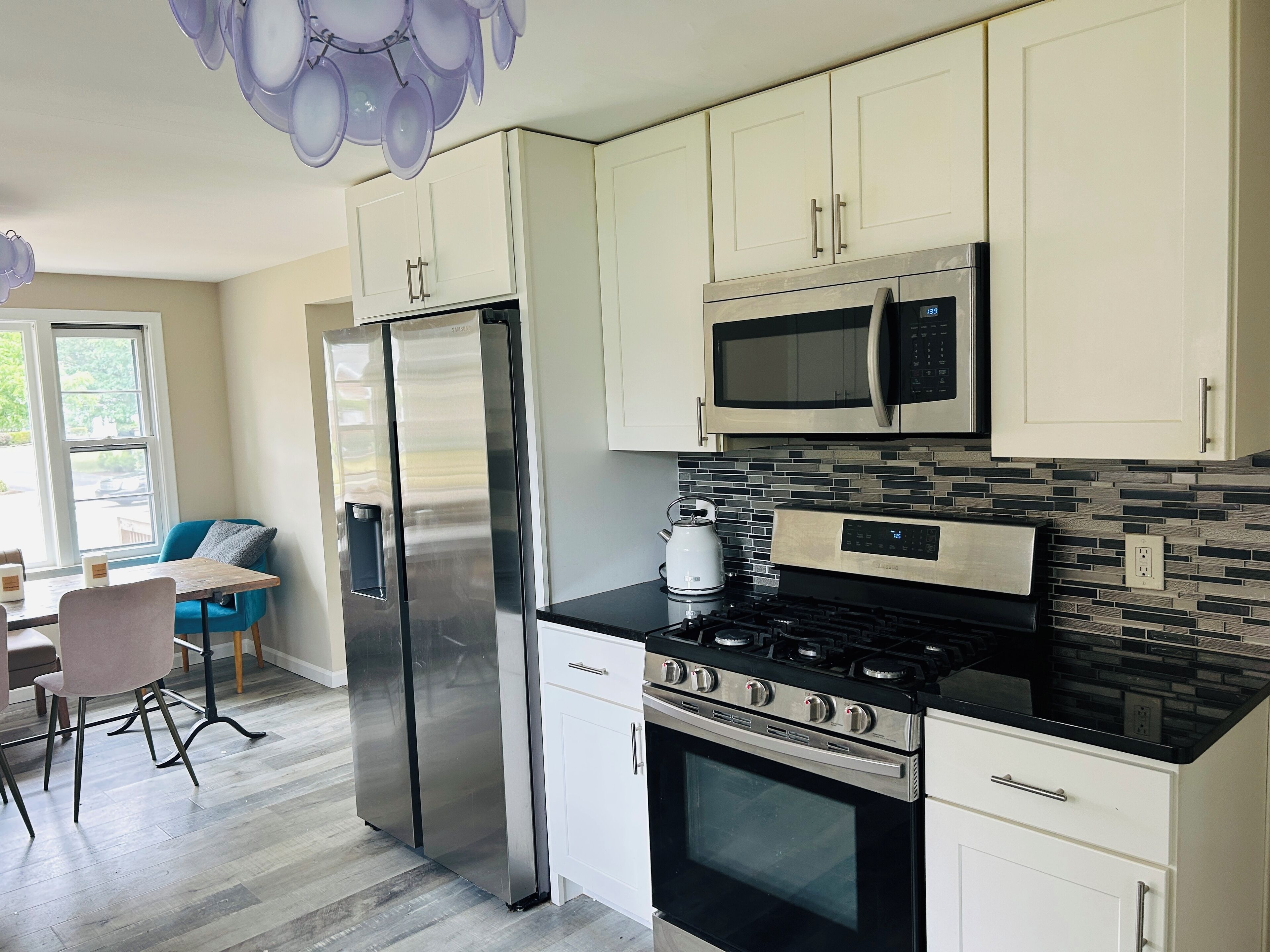 Mikrobølgeovn, ovn, kokeplater og oppvaskmaskin