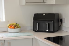 Microondas, horno, placa de cocina