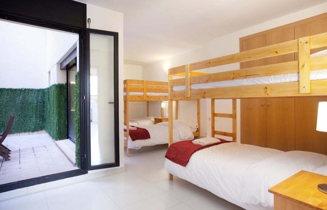 3 bedrooms, internet, bed sheets