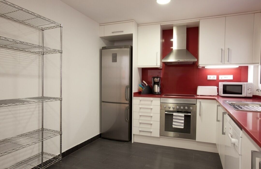 Microondas, horno, placa de cocina y lavavajillas