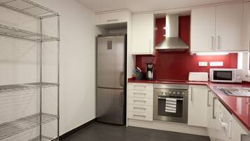 Een magnetron, een oven, een kookplaat, een vaatwasser