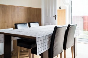 House, 5 Bedrooms, Garden View | Dining room - Charming Livingston Home With Garden (Livingston)