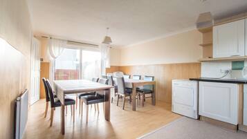 House, 5 Bedrooms, Garden View | Dining room