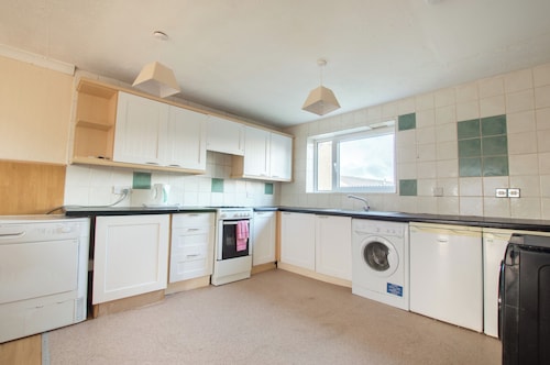 Charming Livingston Home With Garden