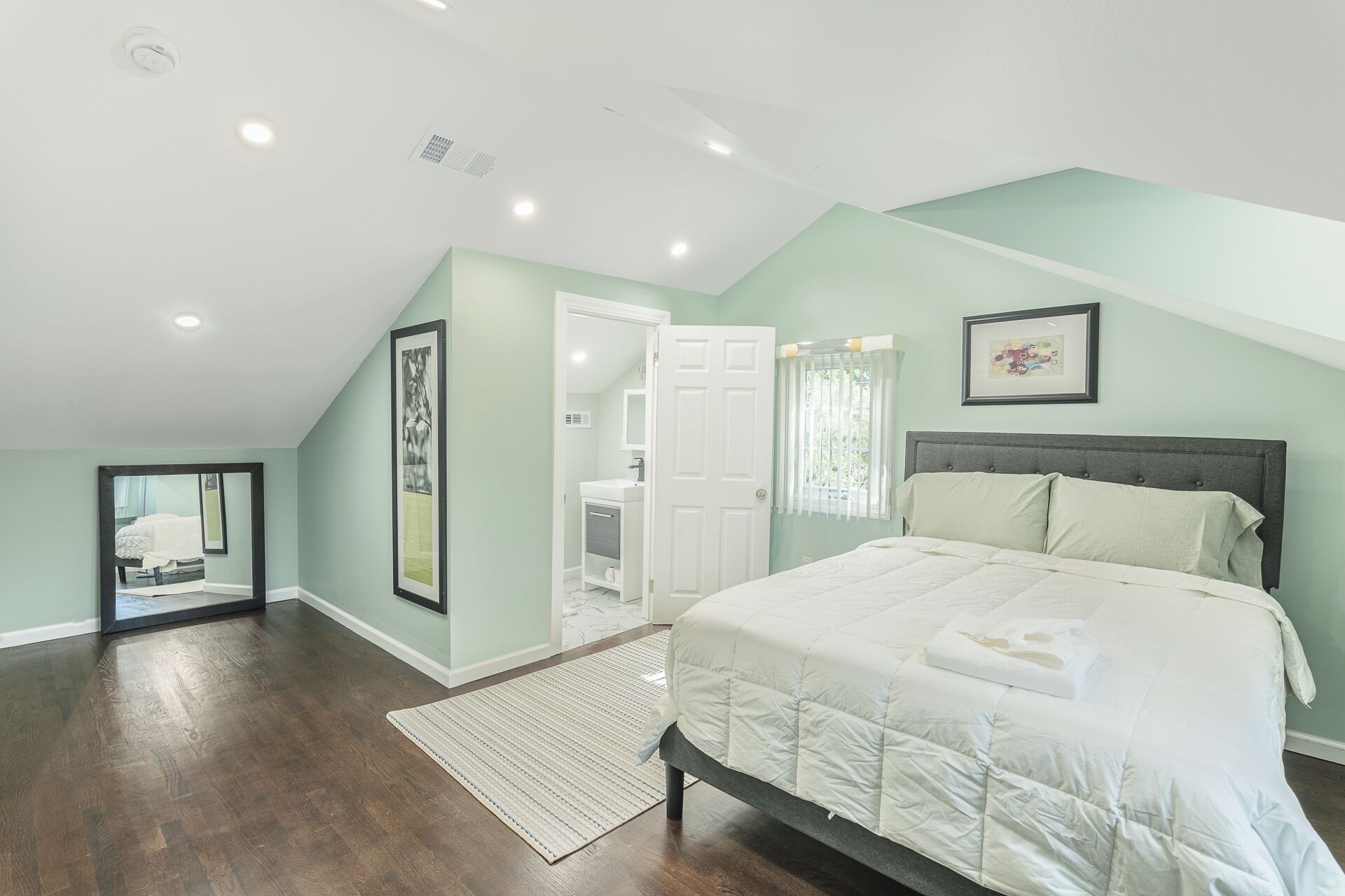 4 bedrooms, iron/ironing board, free WiFi, bed sheets