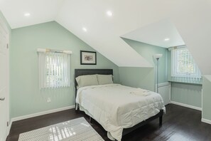 4 slaapkamers, een strijkplank/strijkijzer, gratis wifi, beddengoed