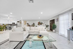 TV - Fantastic single family-home conveniently located near everything! (Wellington)