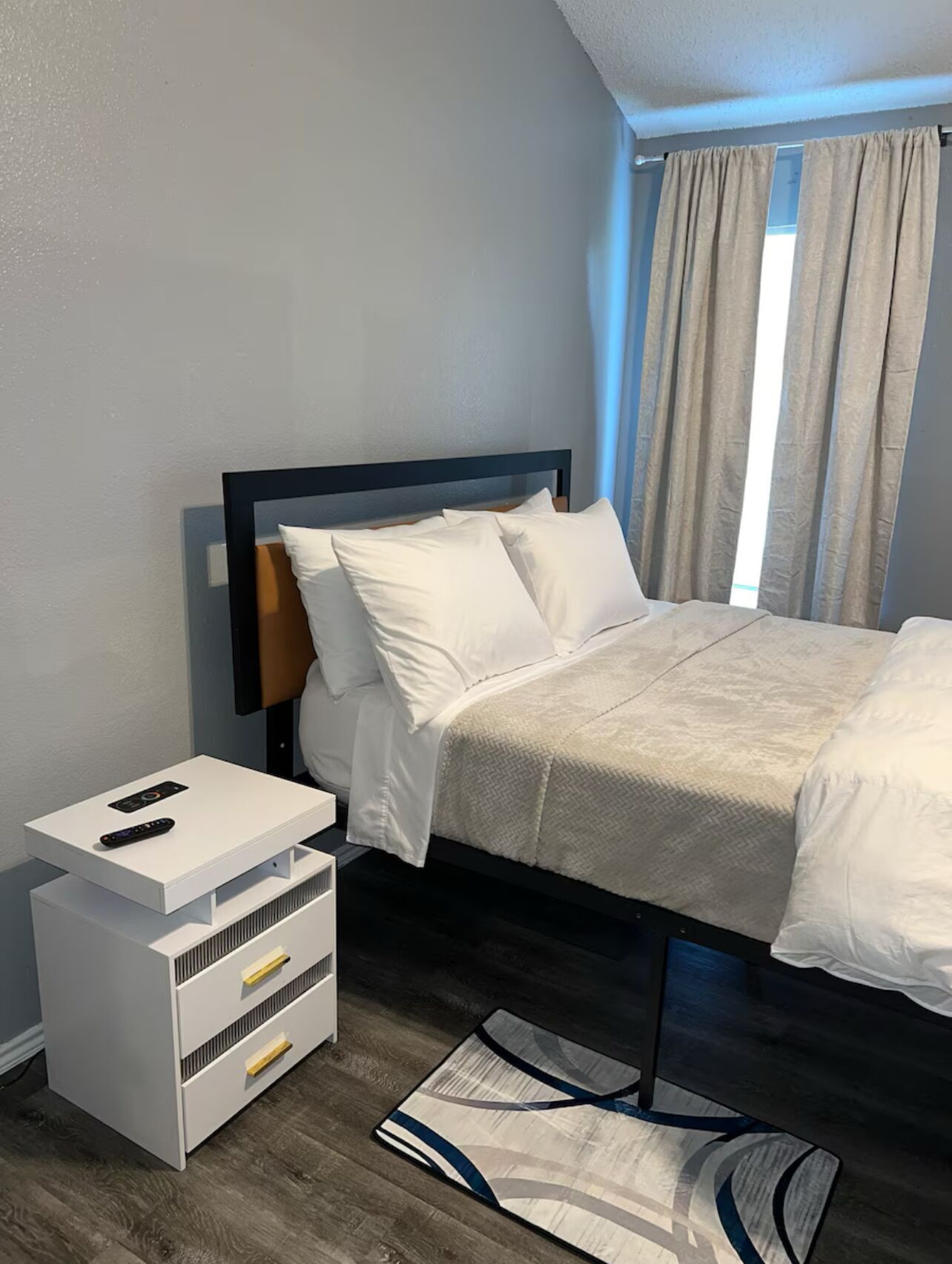 3 chambres, fer et planche à repasser, Wi-Fi, draps fournis