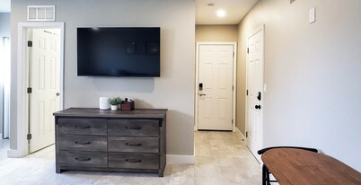 Charming studio in fabulous University Pines-Sarasota