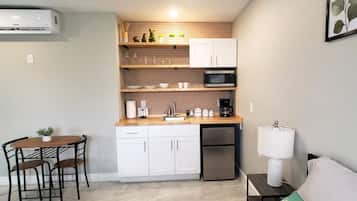 Refrigerador, microondas, cafetera y tetera y tetera eléctrica