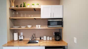 Refrigerador, microondas, cafetera/tetera, tetera/pava eléctrica