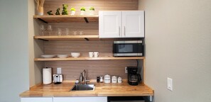 Refrigerador, microondas, cafetera/tetera, tetera/pava eléctrica