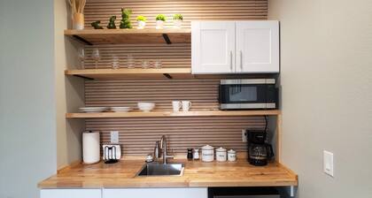 Charming studio in fabulous University Pines-Sarasota