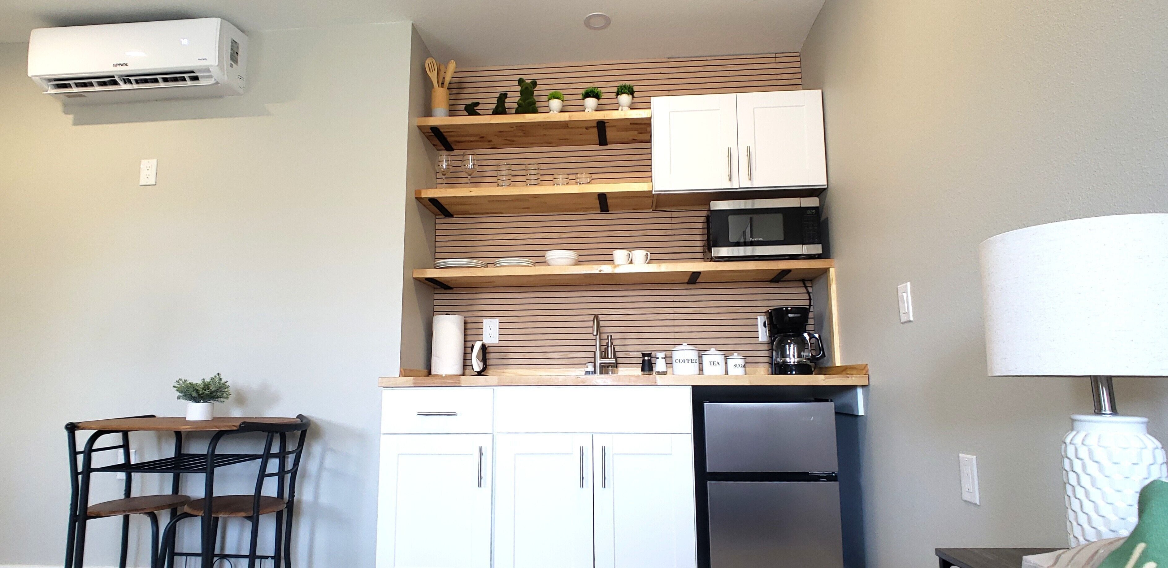 Een koelkast, een magnetron, een koffiezetapparaat/waterkoker