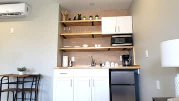 Refrigerador, microondas, cafetera y tetera y tetera eléctrica