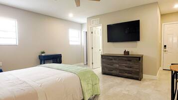 1 soverom, skrivebord, strykejern/-brett og wi-fi (inkludert)