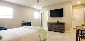 1 soverom, skrivebord, strykejern/-brett og wi-fi (inkludert)