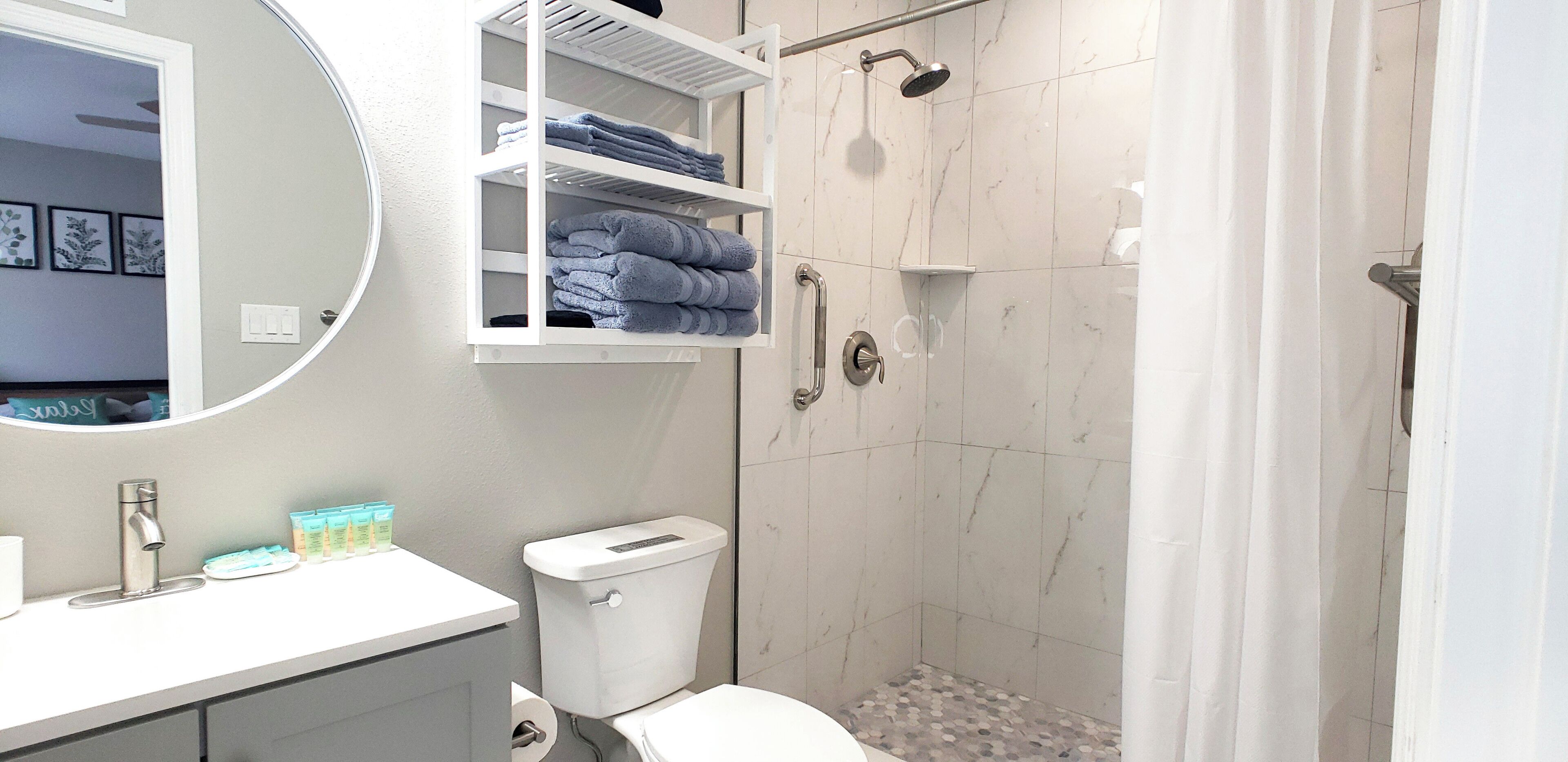 Dusj, hårføner, håndklær og såpe