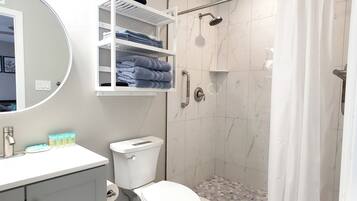 Dusj, hårføner, håndklær og såpe